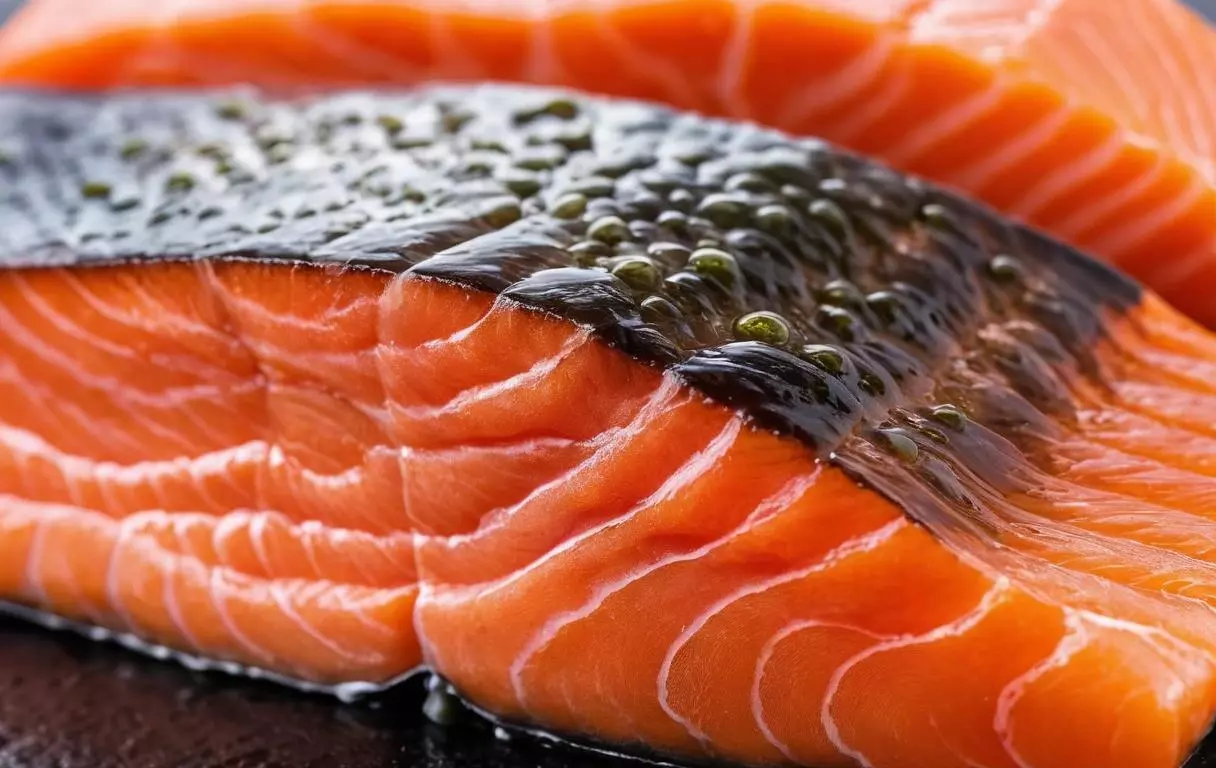 Un gros plan sur un filet de saumon frais avec une couleur vive et brillante. La chair doit paraître ferme, avec des veines visibles, mettant en valeur sa texture lisse et sa qualité