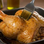 Gros plan sur une cuisse de dinde badigeonnée de marinade pour une peau dorée et croustillante