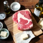 Ingrédients pour préparer une côte de bœuf maturée sur une planche en bois.