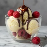 Glace vanille servie avec Franui maison, framboises enrobées de chocolat