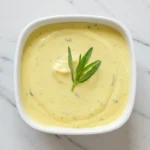 Bol de sauce béarnaise maison vu du dessus