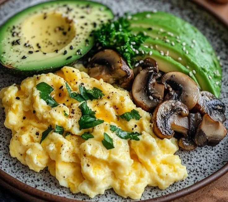 Assiette de Petit Déjeuner Keto avec des aliments sains et faibles en glucides