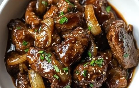 Bœuf caramélisé aux oignons et sauce soja dans une assiette