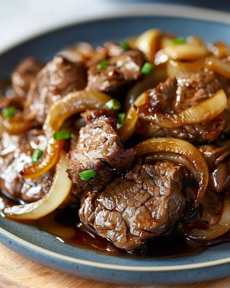 Bœuf caramélisé aux oignons et sauce soja dans un plat savoureux