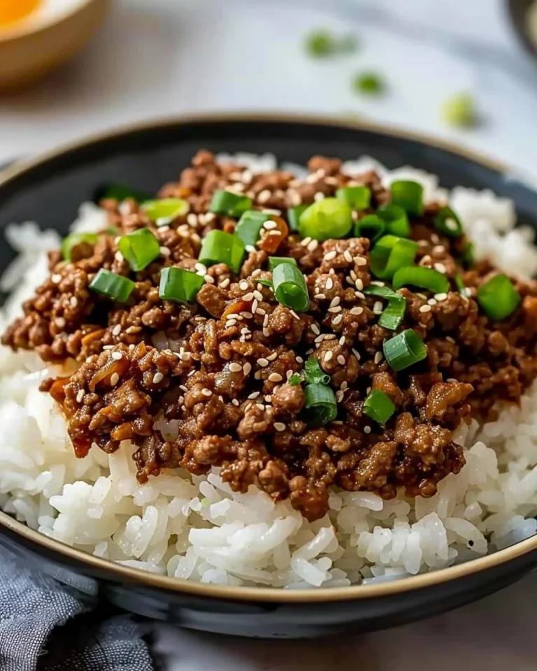 Assiette de boeuf haché coréen accompagné de légumes frais.