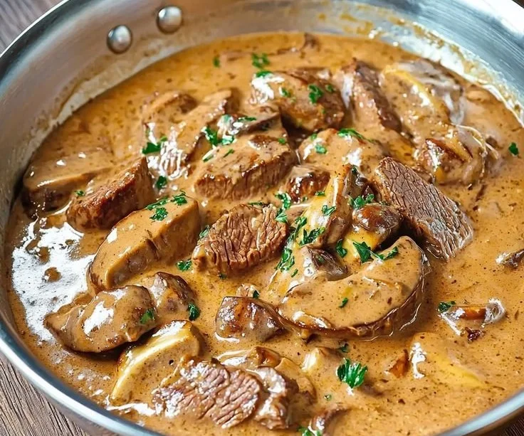 Assiette de Bœuf Stroganoff avec champignons et crème.