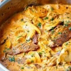 Assiette de Boeuf Stroganoff garni de champignons et de crème.