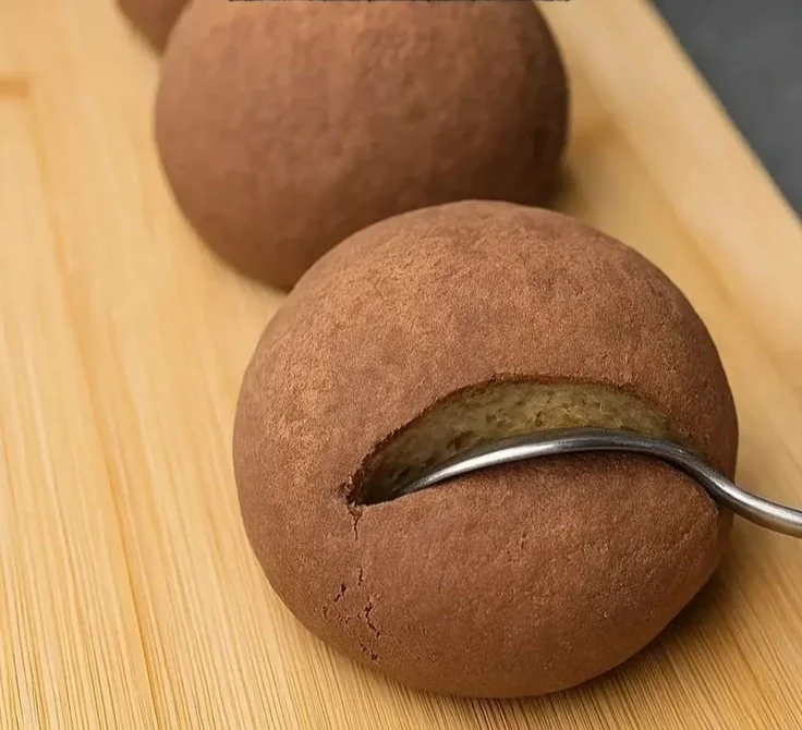 Boules de Tiramisu Rapides prêtes à déguster, un dessert délicieux et facile à préparer.