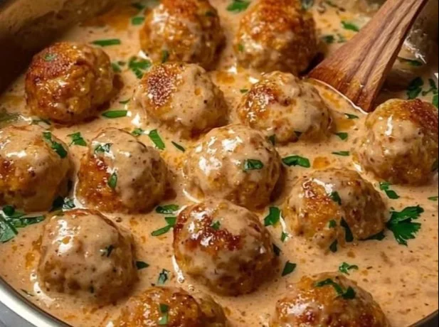 Boulettes de poulet moelleuses en sauce crémeuse au poivre sur une assiette
