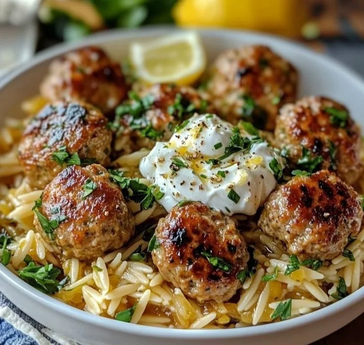 Boulettes Grecques servies avec orzo citronné et crème de feta.