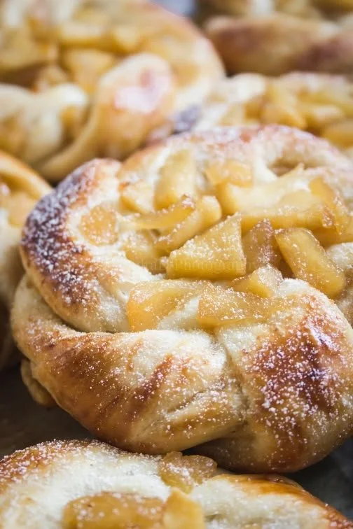 Brioches aux pommes caramélisées, délicieuses et moelleuses au goût sucré.