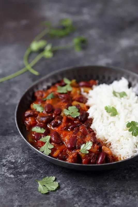 Plat de Chili Sin Carne garni d'ingrédients frais et colorés.
