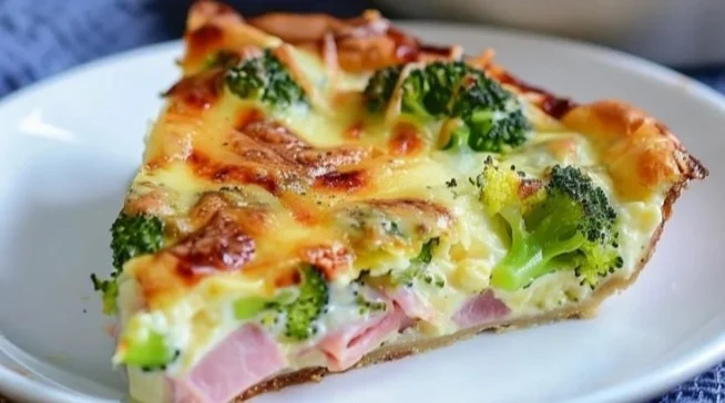 Clafoutis salé au brocoli et jambon, plat savoureux et original.