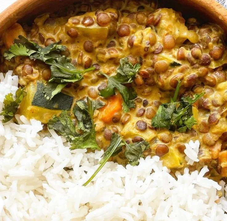 Curry de lentilles vertes au lait de coco servi dans un bol
