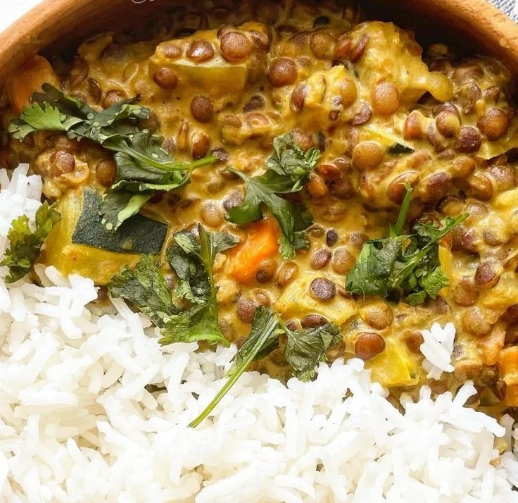 Curry réconfortant aux lentilles vertes et lait de coco dans un bol