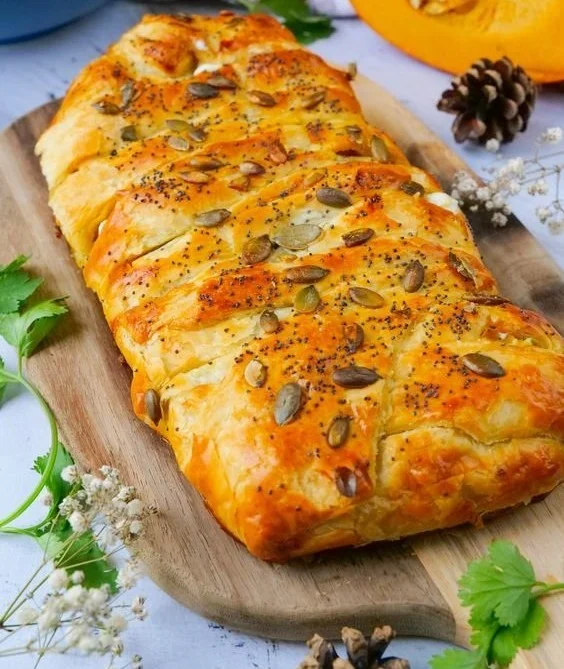 Pâte feuilletée facile avec potiron, miel et fromage sur une assiette.