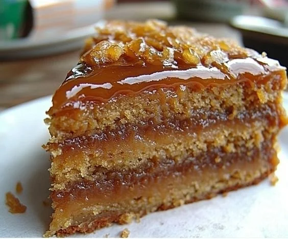 Gâteau aux pommes avec sauce caramel beurre salé sur une assiette.