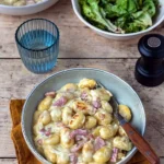 Recette de Gnocchiflette express avec gnocchis, fromage et lardons