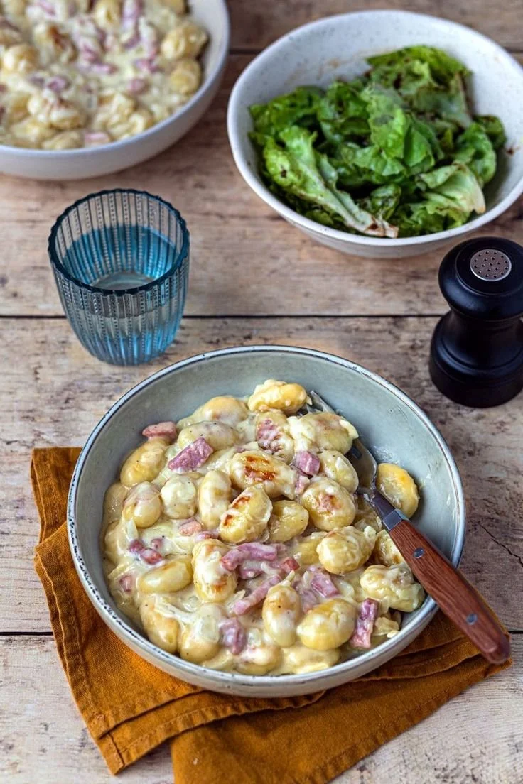 Recette de Gnocchiflette express avec gnocchis, fromage et lardons