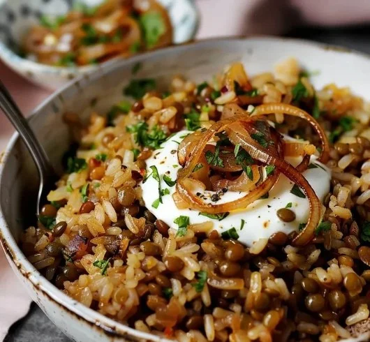 Mujadara libanais préparé avec des lentilles, du riz et des oignons caramélisés.