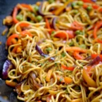 Plat de nouilles chinoises aux légumes croquants, appétissant et coloré