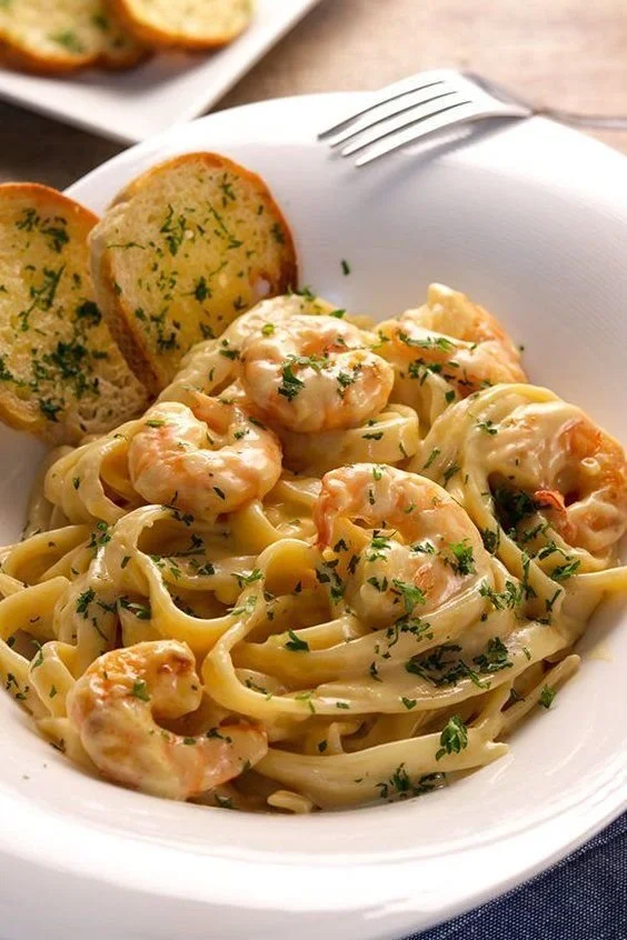 Pasta Alfredo aux crevettes dans une sauce crémeuse