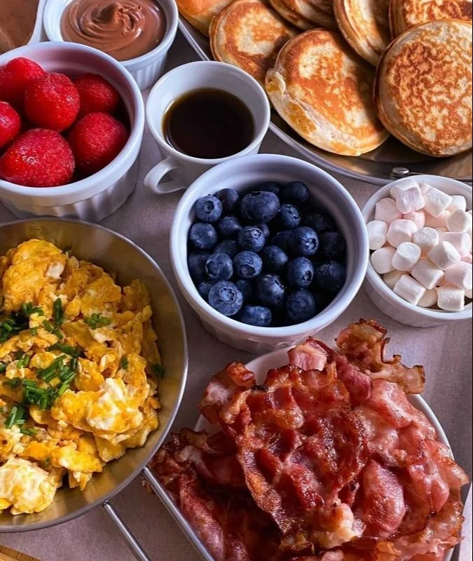 Plateau de charcuterie et de fromages variés pour un apéritif savoureux