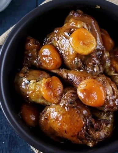 Recette de poulet braisé au miel, pain d'épices et abricots secs, plat délicieux