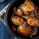 Poulet braisé au miel agrémenté de pain d’épices et d'abricots secs.