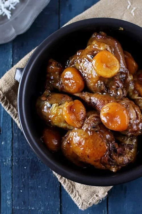Poulet braisé au miel agrémenté de pain d’épices et d'abricots secs.