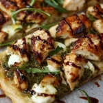 Poulet Pesto sur Pain Plat, un plat savoureux et rapide à préparer.