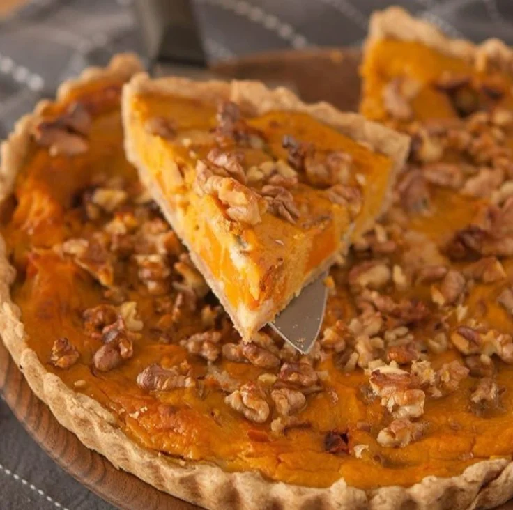 Quiche roquefort et patate douce garnie de fromage bleu et d'herbes fraîches.