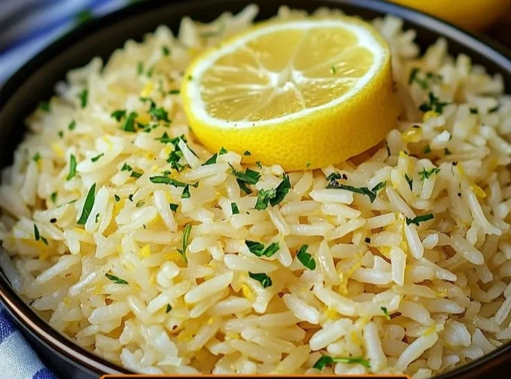 Riz parfumé à la grecque servi dans un plat traditionnel avec légumes frais.