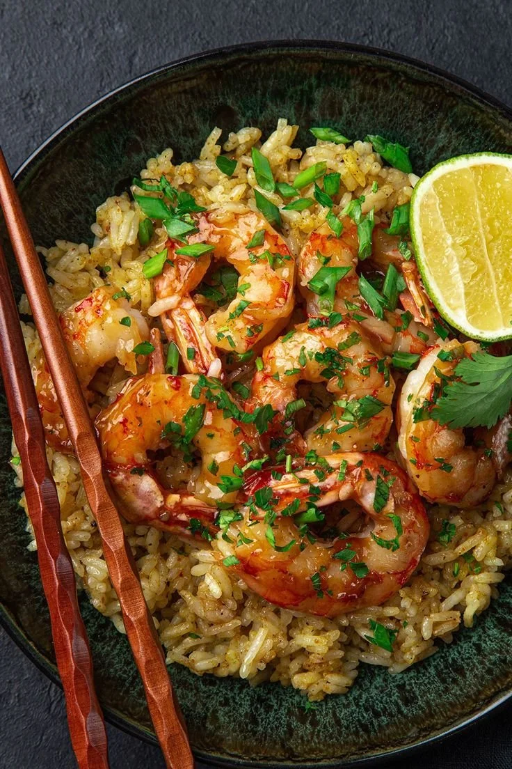 Riz sauté aux crevettes, un plat savoureux et coloré plein de saveurs