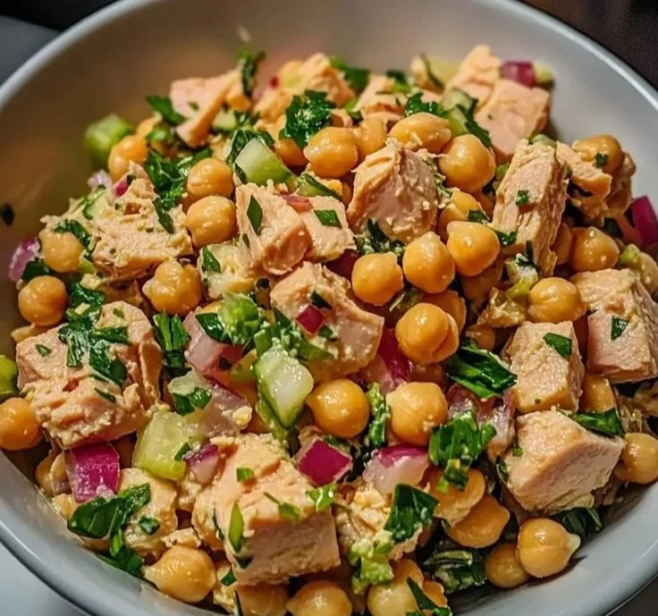 Salade de pois chiches et thon garnie de légumes frais.