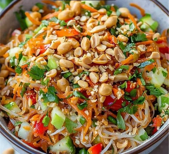 Salade thaï cacahuète colorée avec légumes croquants et sauce authentique