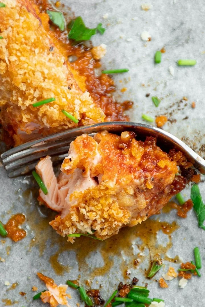 Saumon en croûte aux saveurs ensoleillées, plat gourmet savoureux.