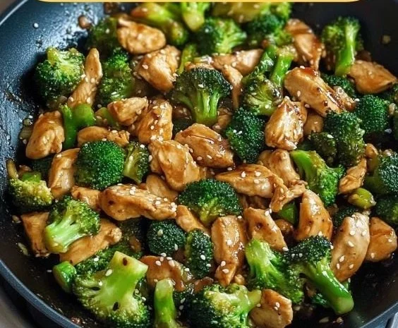 Sauté de poulet et brocoli servi dans une assiette