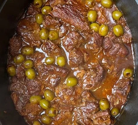 Sauté de veau aux olives, plat traditionnel français savoureux