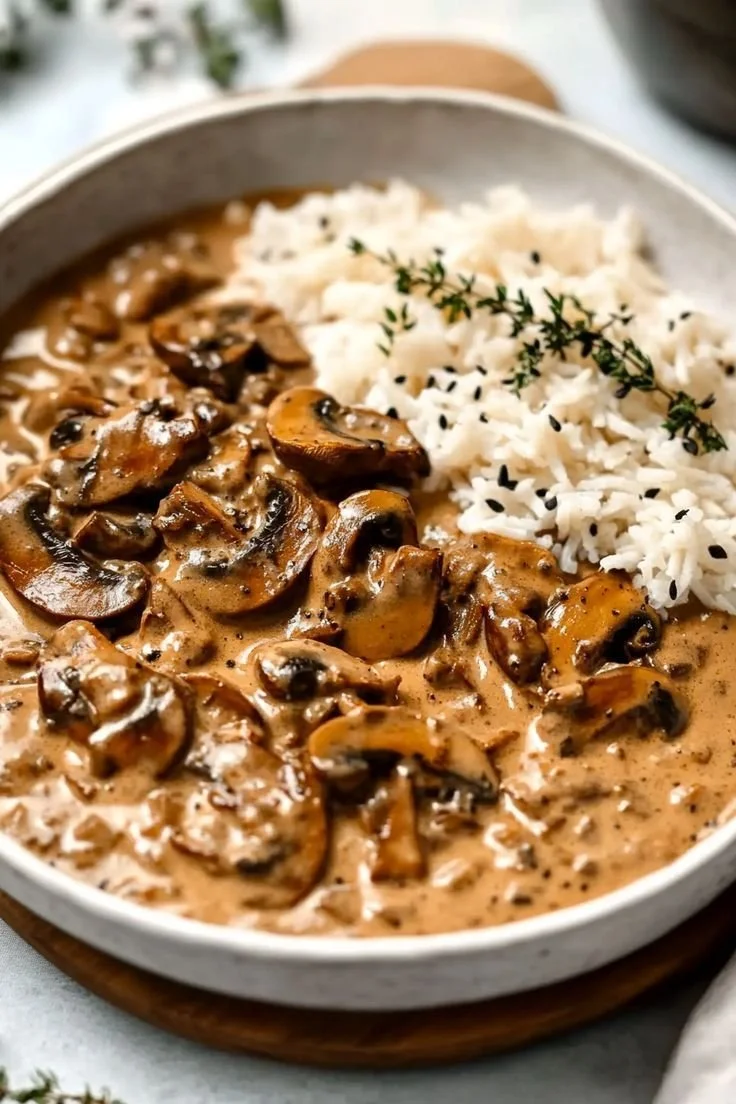 Plat savoureux de Stroganoff de Champignons servi avec des pâtes