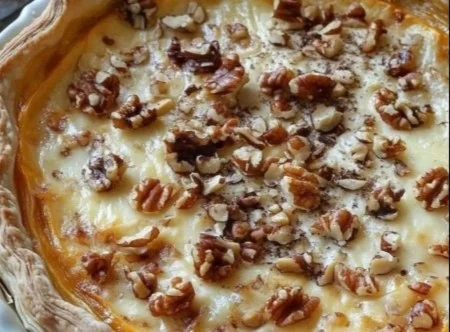 Tarte au potimarron avec échalotes, comté et noix, idéale pour un repas automnal