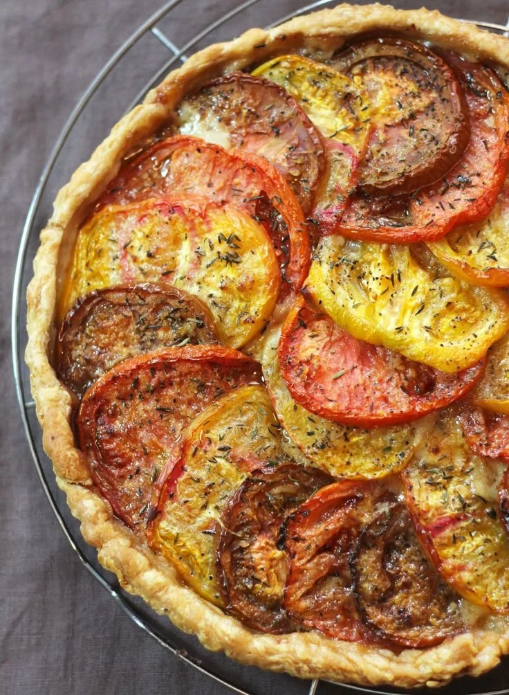 Tarte aux tomates et comté fraîchement cuite sur une assiette