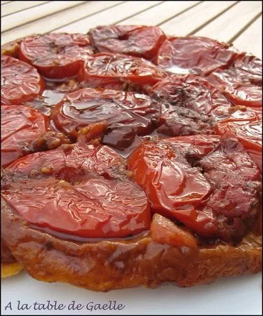 Tatin de tomates au vinaigre balsamique garnie de basilic frais