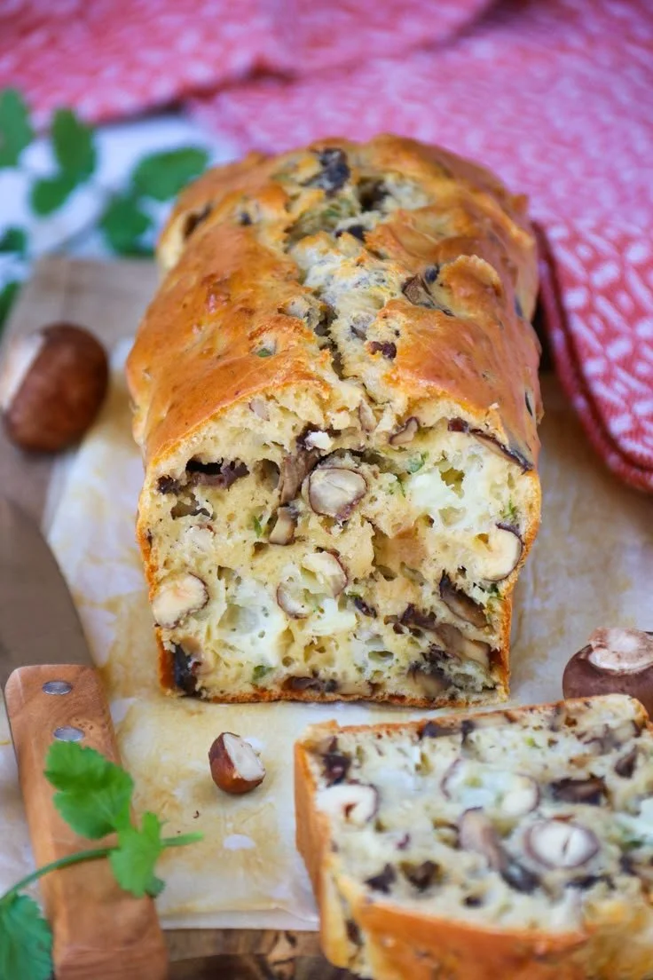 Cake salé d'hiver aux champignons, chèvre et noisettes, prêt à être dégusté