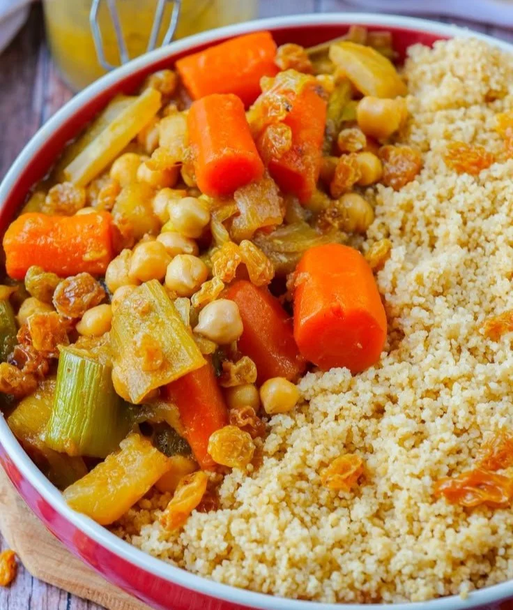 Couscous végétarien aux légumes d'hiver, un plat riche en saveurs et couleurs.