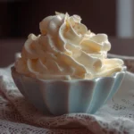Crème Chantilly au Mascarpone dans un bol, parfaite pour accompagner vos desserts.