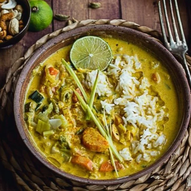 Curry Végétarien aux Légumes d'Hiver dans un bol en céramique