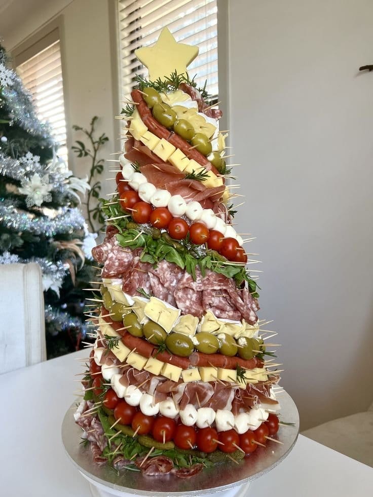 Plateau de charcuterie en forme d'arbre de Noël