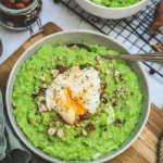 Risotto crémeux au brocoli avec un œuf poché sur le dessus