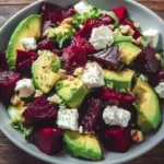 Salade de betteraves rôties avec avocat et feta, un plat sain et savoureux.